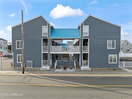 Exterior, Facade, Modern