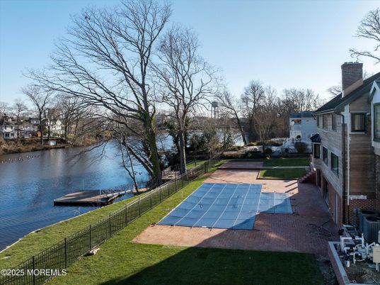 Exterior, Lake