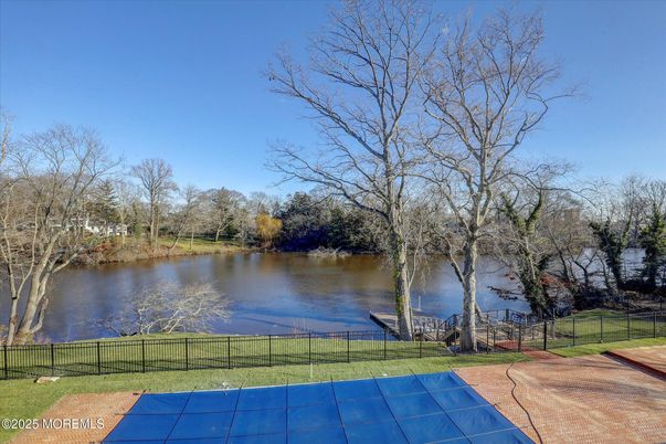 Exterior, Lake