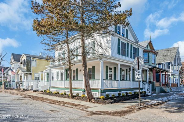 Exterior, Facade, Queen Anne Victorian