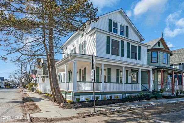 Exterior, Facade, Queen Anne Victorian