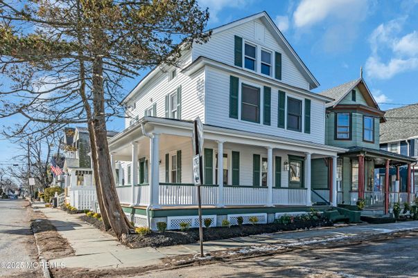 Exterior, Facade, Queen Anne Victorian
