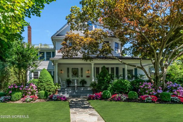 Exterior, Facade, Queen Anne Victorian