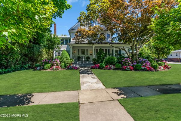 Exterior, Facade, American Foursquare