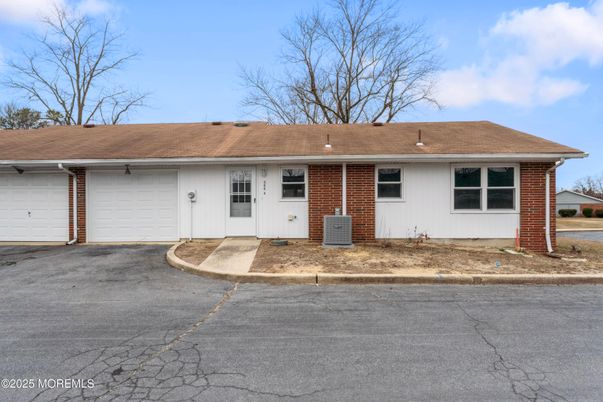 Attached, Exterior, Facade, Brick Facade, Ranch