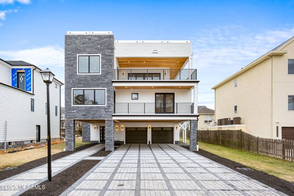 Exterior, Facade, Modern