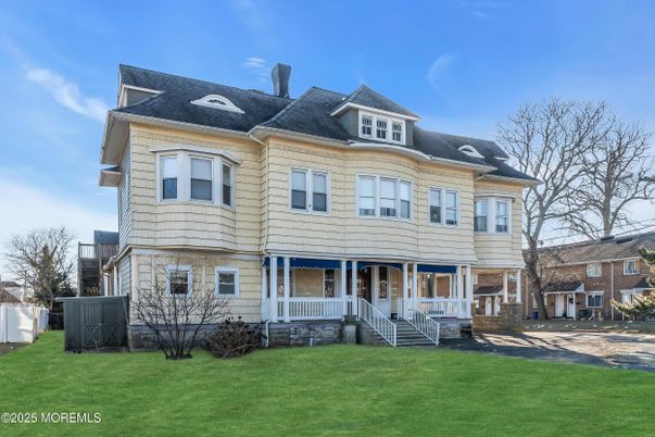 Exterior, Facade, Queen Anne Victorian