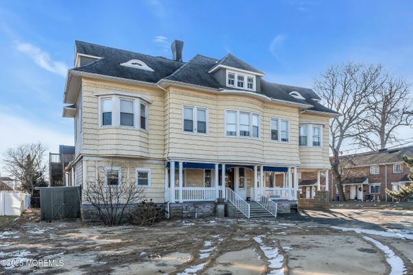 Exterior, Facade, Queen Anne Victorian