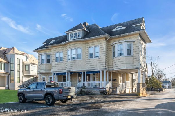 Exterior, Facade, Queen Anne Victorian