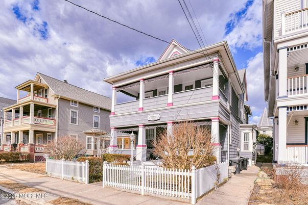 Exterior, Facade, Queen Anne Victorian