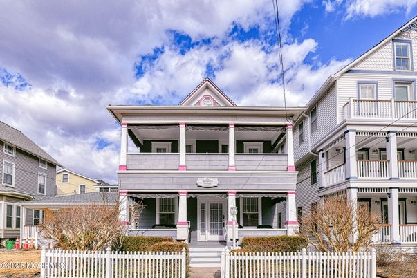 Exterior, Facade, Queen Anne Victorian