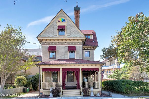 Exterior, Facade, Queen Anne Victorian