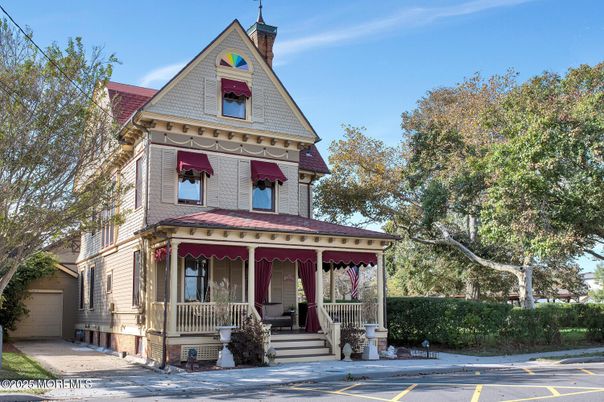 Exterior, Facade, Queen Anne Victorian