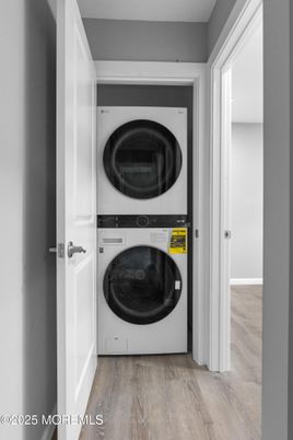 Interior, Utility Closets, Washer, Wood Texture Flooring