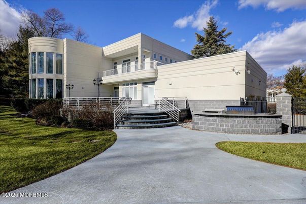 Exterior, Facade, Modern