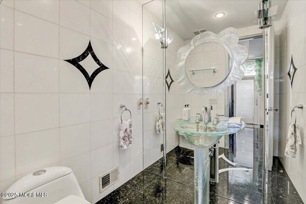 Bathroom, Interior, Recessed Lighting
