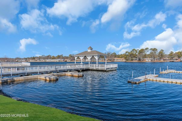 Exterior, Lake