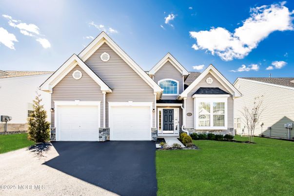 Attached, Exterior, Facade, Farmhouse