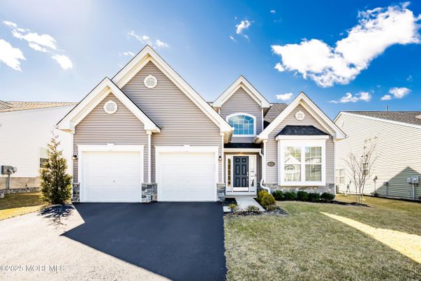 Attached, Exterior, Facade, Farmhouse
