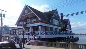 Exterior, Facade, Lake, A Frame
