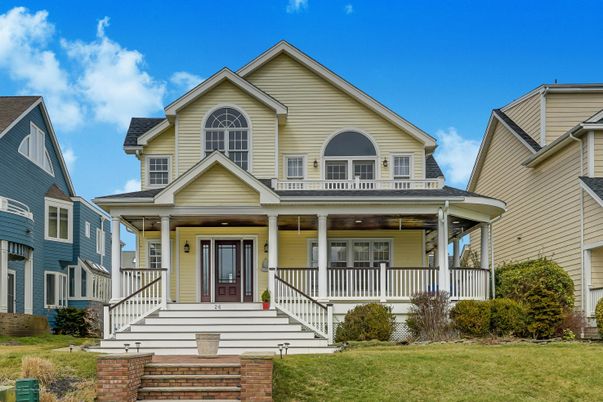 Exterior, Facade, Queen Anne Victorian