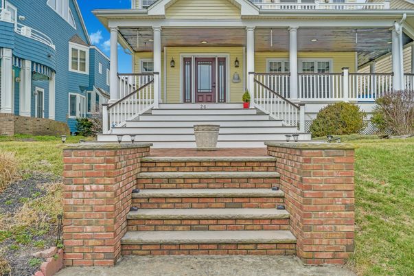 Exterior, Facade, American Foursquare
