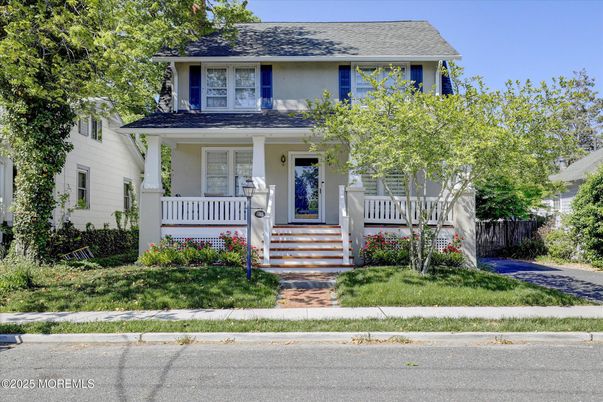 Exterior, Facade, American Foursquare