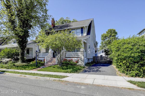 Exterior, Facade, American Foursquare