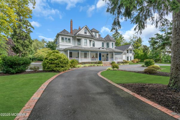 Attached, Exterior, Facade, Queen Anne Victorian