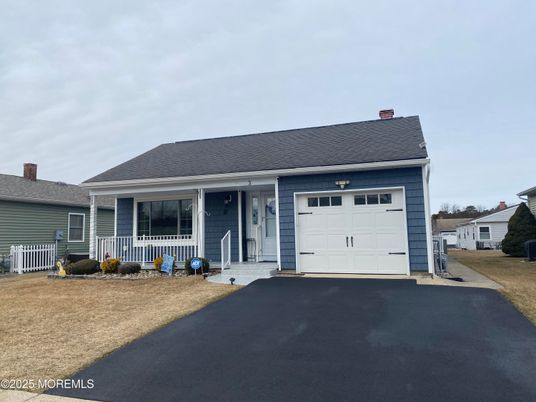 Attached, Exterior, Facade, Cape Cod