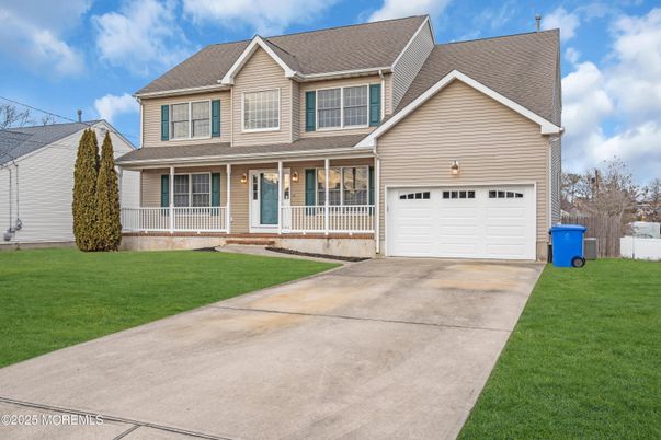 Attached, Exterior, Facade, Farmhouse