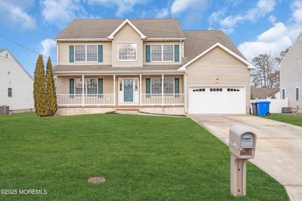 Attached, Exterior, Facade, Farmhouse