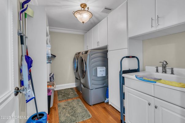 Interior, Washer, Wood Texture Flooring