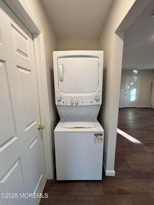 Interior, Utility Closets, Washer, Wood Texture Flooring