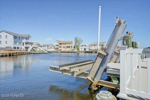 Exterior, Lake