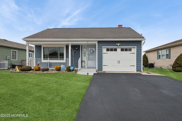Attached, Exterior, Facade, Cape Cod