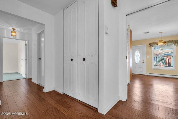 Empty room, Interior, Pendant Lights, Wood Texture Flooring