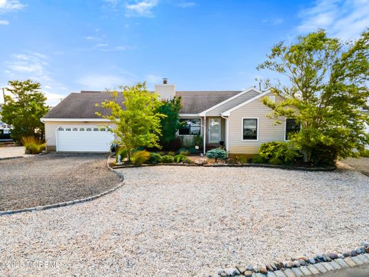 Attached, Exterior, Facade, Ranch