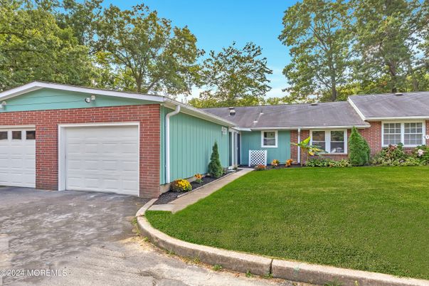 Attached, Exterior, Facade, Brick Facade, Ranch