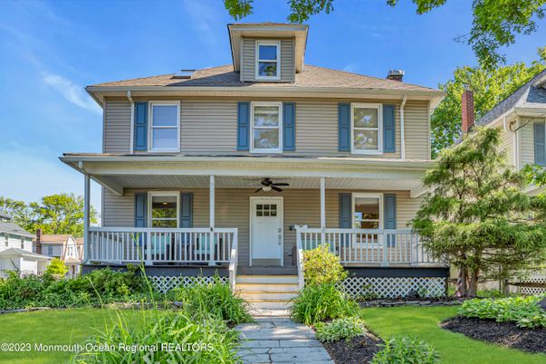 Exterior, Facade, American Foursquare