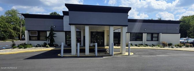 Exterior, Facade, Modern