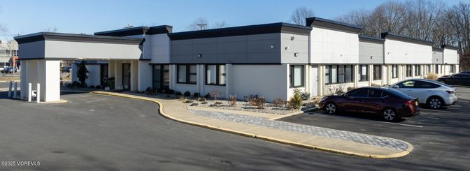 Exterior, Facade, Modern