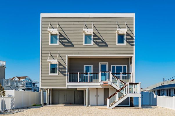 Exterior, Facade, Rowhouse