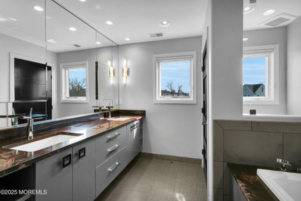 Bathroom, Dual Sink Vanities, Interior, Recessed Lighting