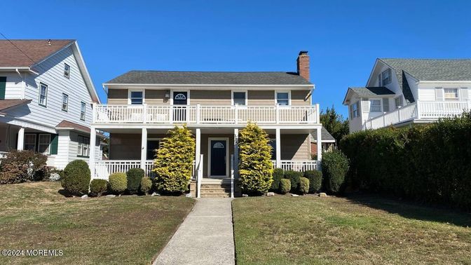 Exterior, Facade, American Foursquare