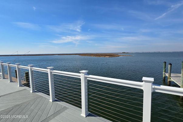 Exterior, Lake