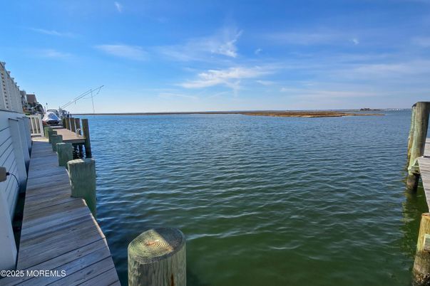 Exterior, Lake