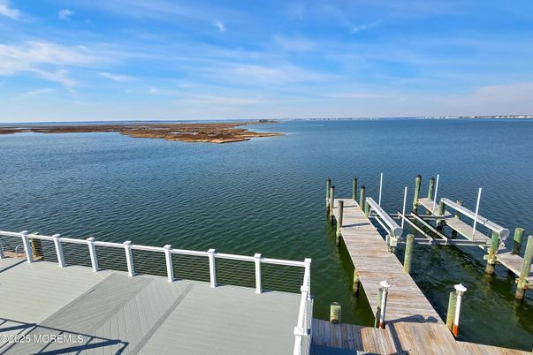 Exterior, Lake