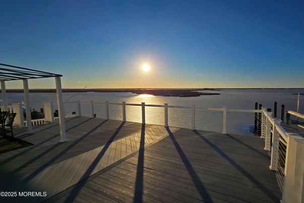 Exterior, Lake