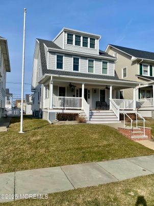 Exterior, Facade, American Foursquare